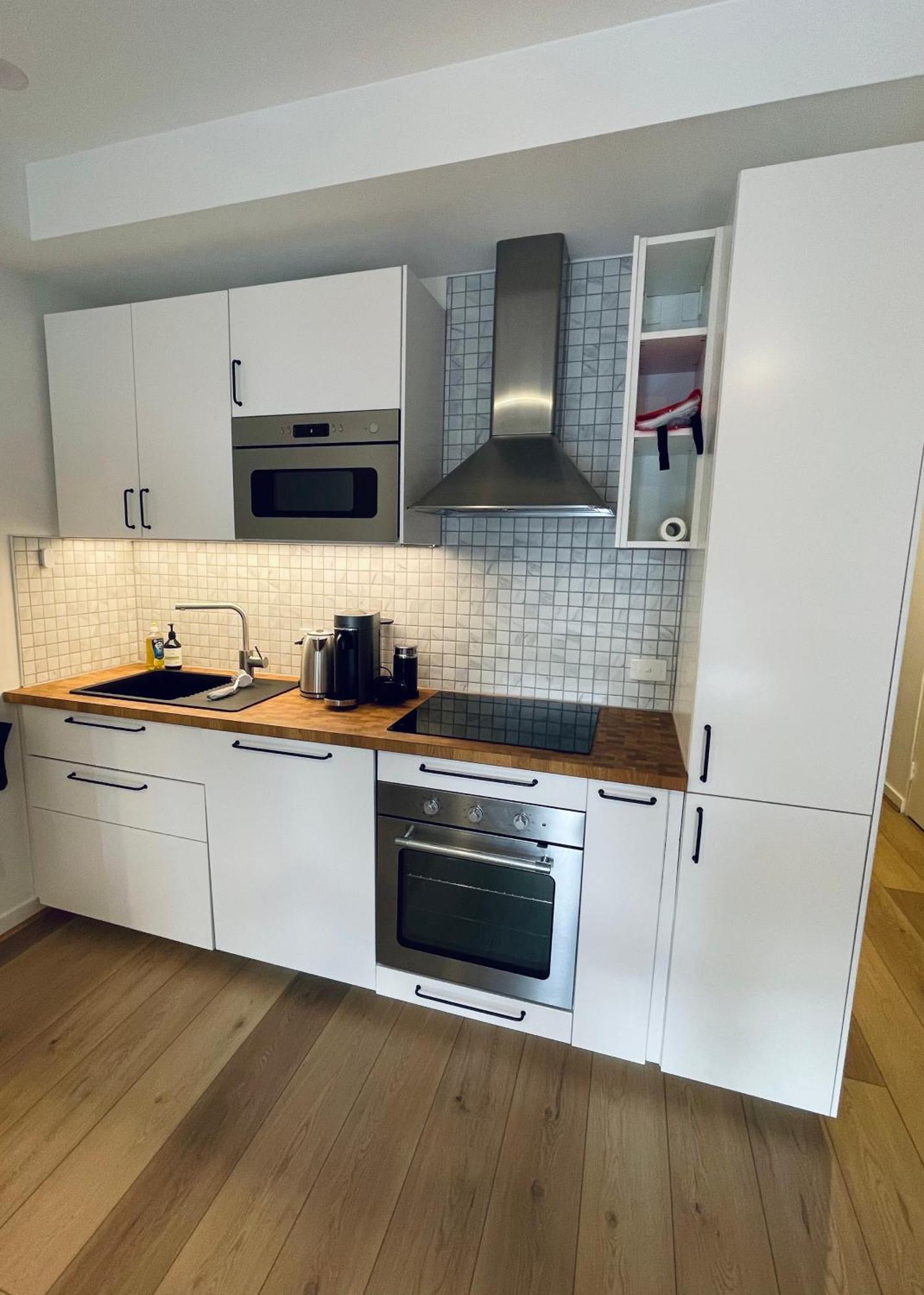 Spacious And Bright 2bdr Next To Qvm In Cbd, Parking Apartment *