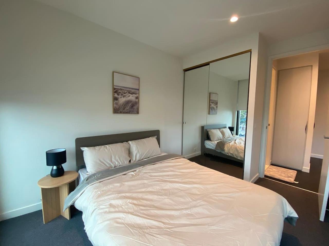Modern 2-bed With Parking In West Apartment Melbourne