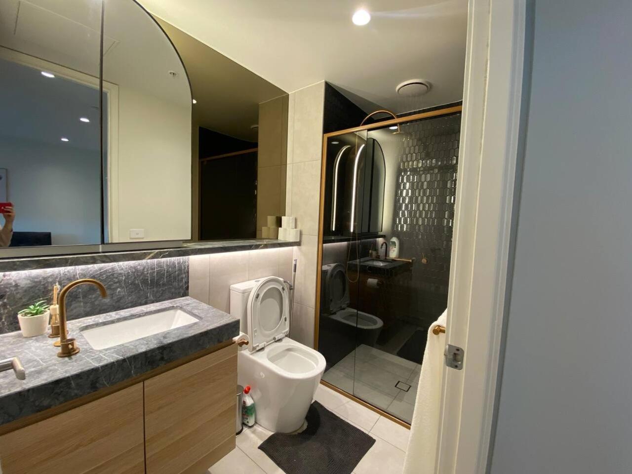 Modern 2-bed With Parking In West