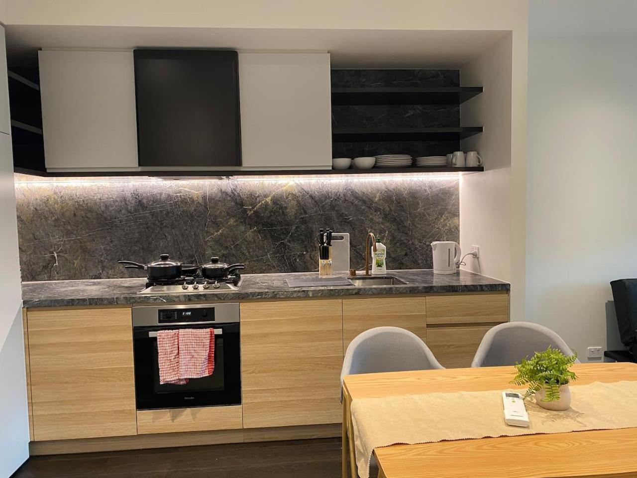 Modern 2-bed With Parking In West Apartment Melbourne