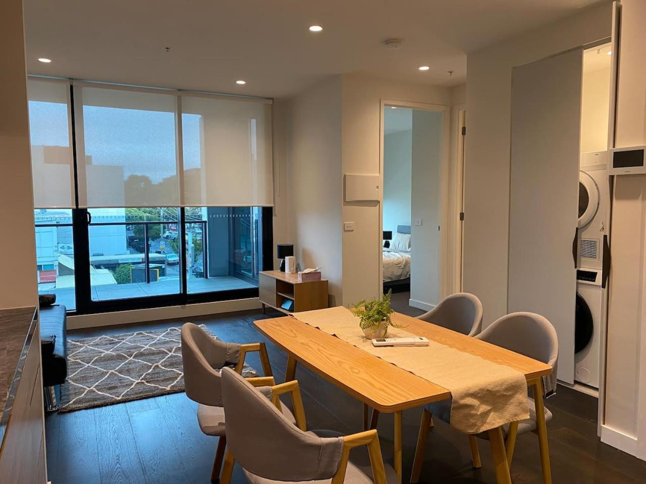 Modern 2-bed With Parking In West Apartment Melbourne