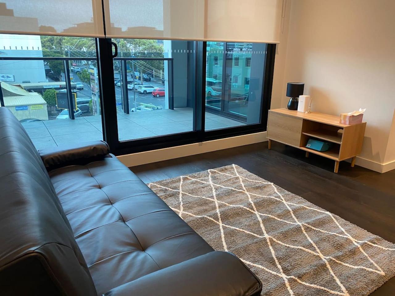 Modern 2-bed With Parking In West * Melbourne