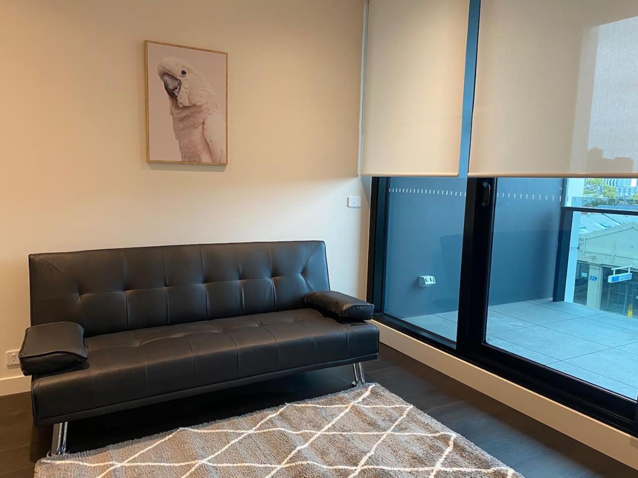 Apartment Modern 2-bed With Parking In West