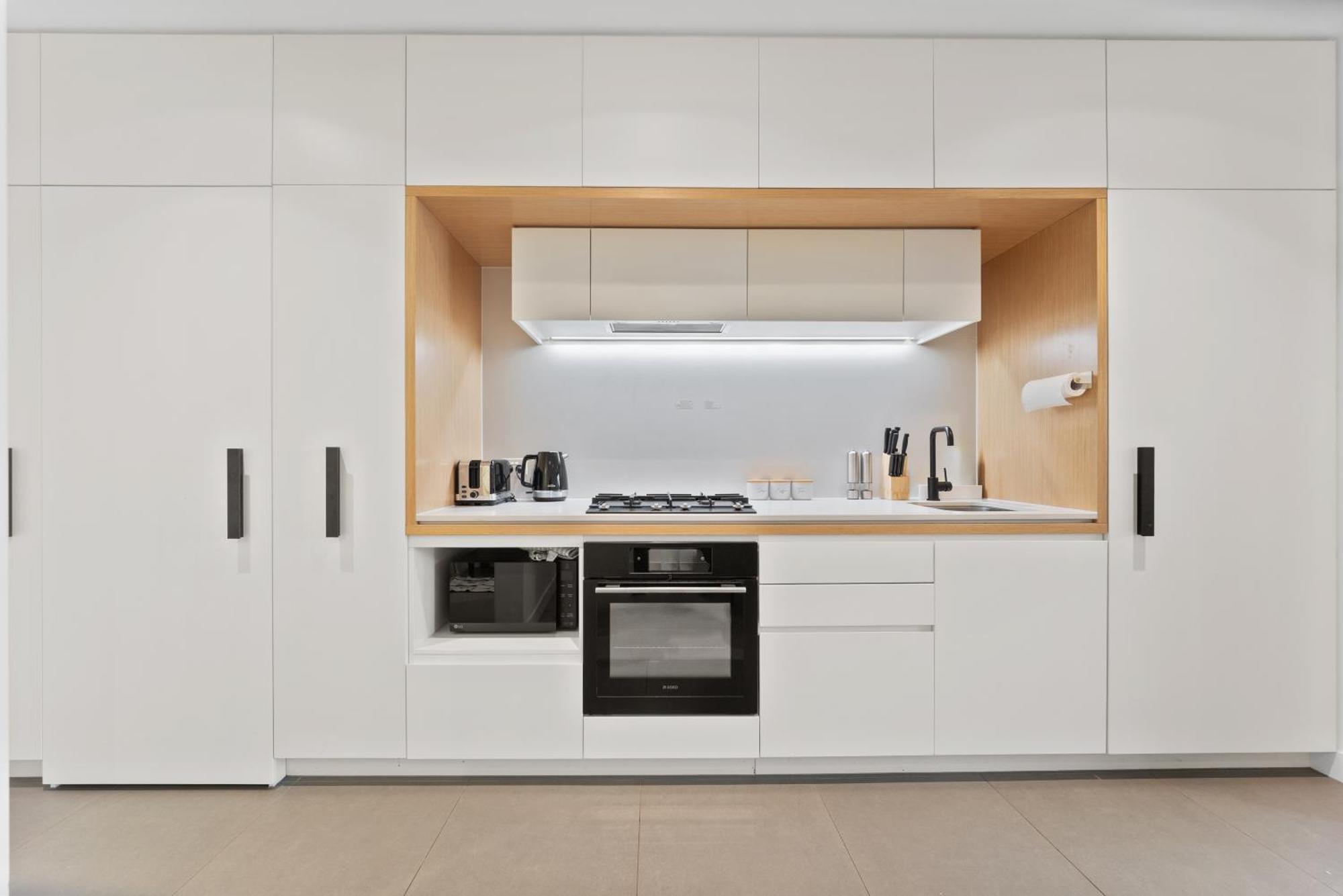 Apartment Urban Retreat Modern Elegance In Docklands Melbourne