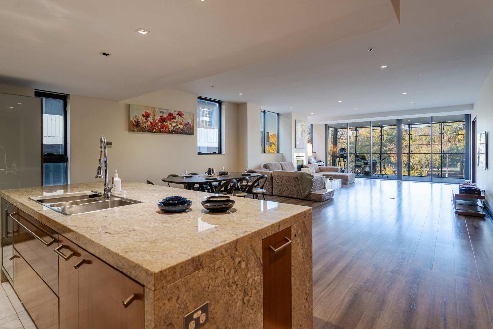 Grand St Kilda 2-story Sub-penthouse * Melbourne