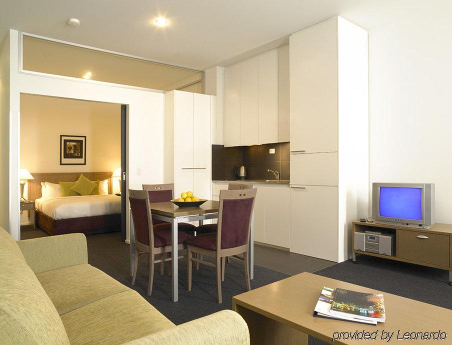 Aparthotel Mantra 100 Exhibition 4*