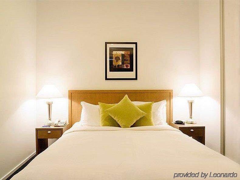 Mantra 100 Exhibition Aparthotel 4*
