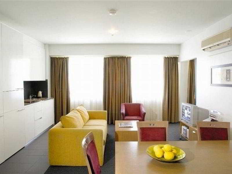 Aparthotel Mantra 100 Exhibition 4*