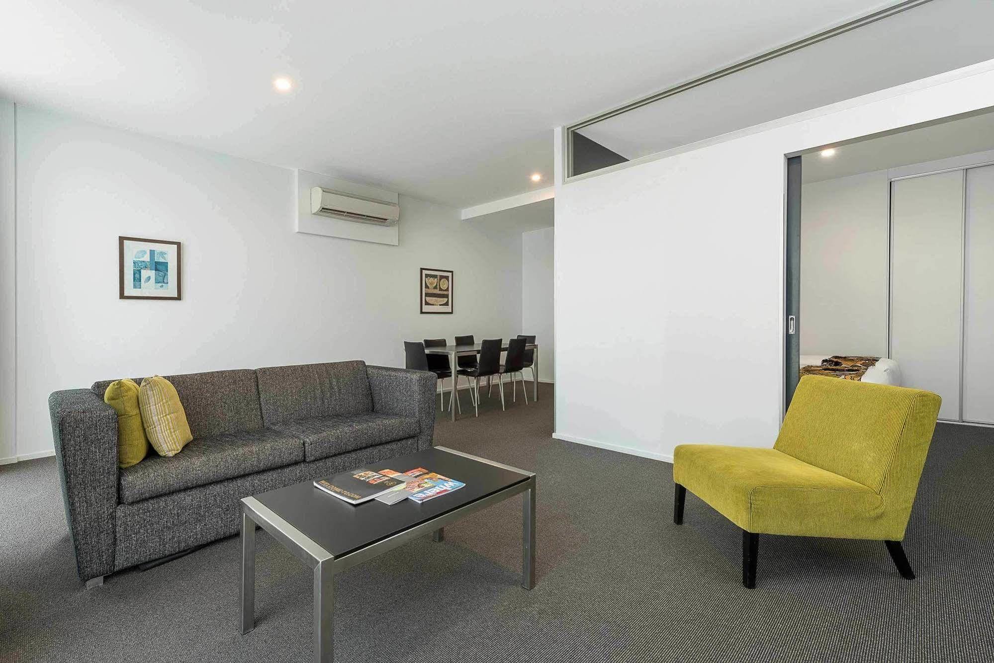 Aparthotel Mantra 100 Exhibition 4*