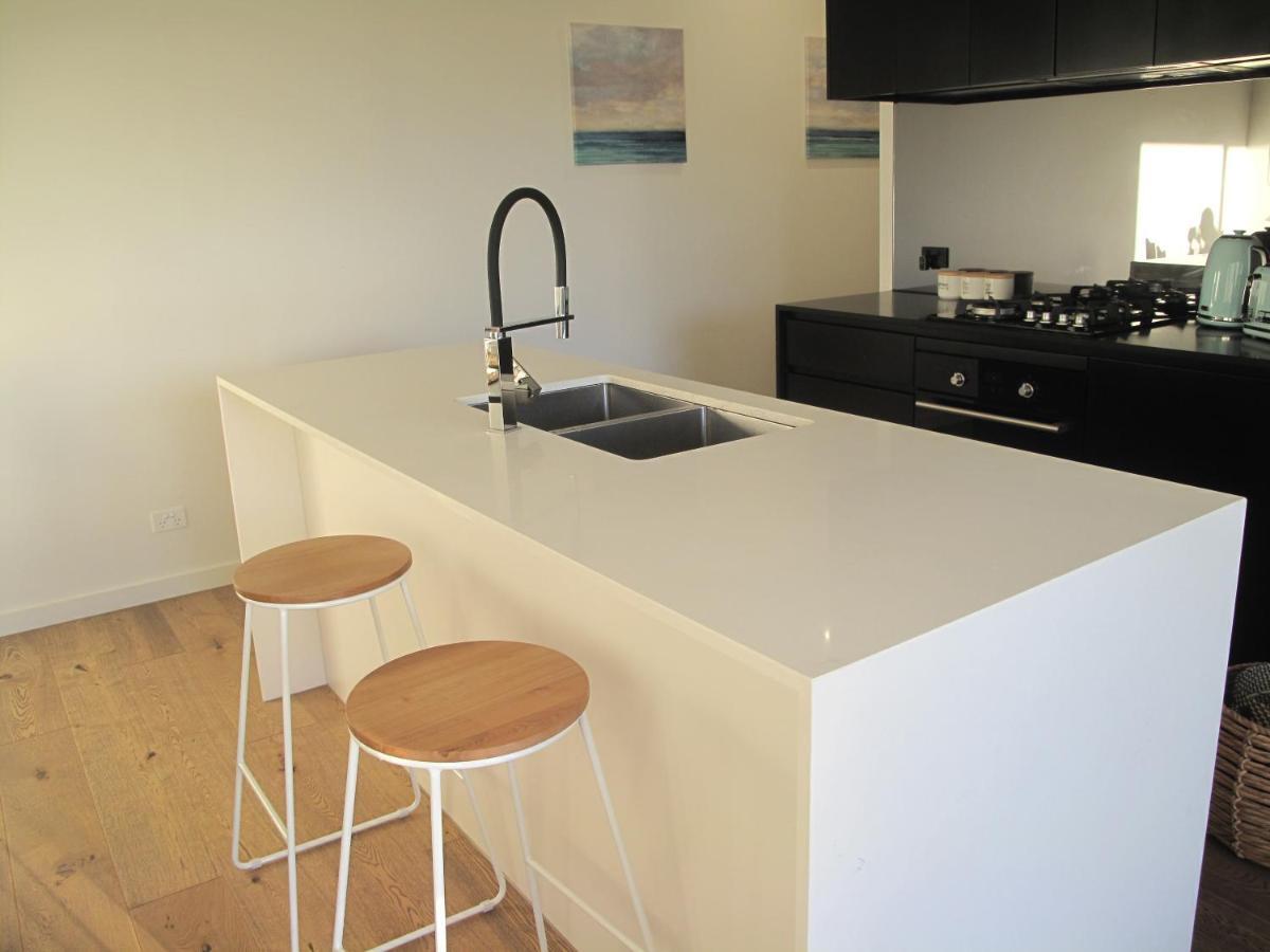 Modern 3 Bedroom Apt With Free Parking, Netflix, Wifi & Welcome Wine By Bnb Pro Apartment