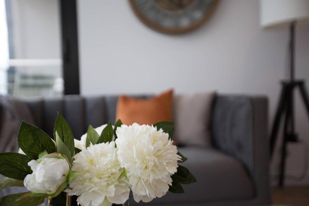 Delightful 2br Riverview@docklands Apartment